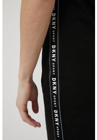 DKNY - Dkny sukienka kolor czarny mini dopasowana. Kolor: czarny. Materiał: dzianina. Długość rękawa: krótki rękaw. Typ sukienki: dopasowane. Długość: mini