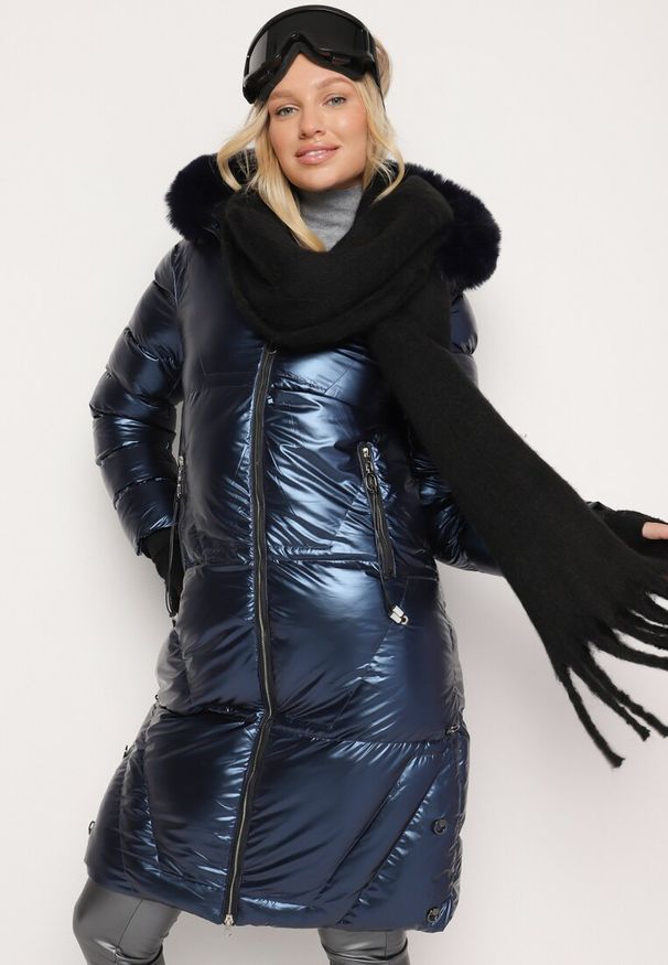 Born2be - Granatowa Pikowana Kurtka z Kapturem i Futerkiem Sahria. Okazja: na co dzień. Typ kołnierza: kaptur. Kolor: niebieski. Materiał: futro. Sezon: zima. Styl: klasyczny, casual, elegancki