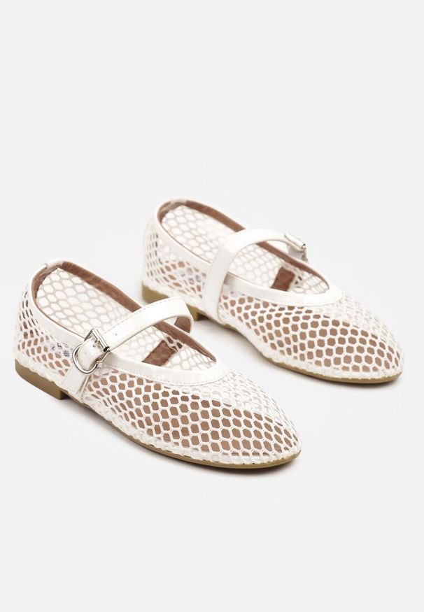 Renee - Białe Balerinki w Stylu Mary Jane z Siateczki Miltewi. Okazja: na co dzień. Zapięcie: sprzączka. Kolor: biały. Materiał: materiał, jeans. Styl: casual