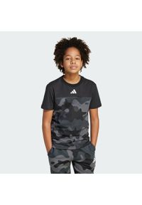 Adidas - Koszulka Seasonal Essentials Camo Cotton Kids. Kolor: czarny, biały, wielokolorowy. Wzór: nadruk. Sport: joga i pilates