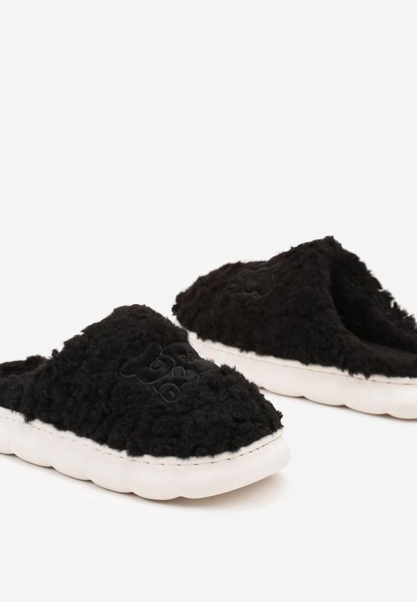 Born2be - Czarne Kapcie z Futerkiem na Grubej Piankowej Podeszwie Naritua. Okazja: do domu, na co dzień. Kolor: czarny. Materiał: futro. Styl: casual, klasyczny