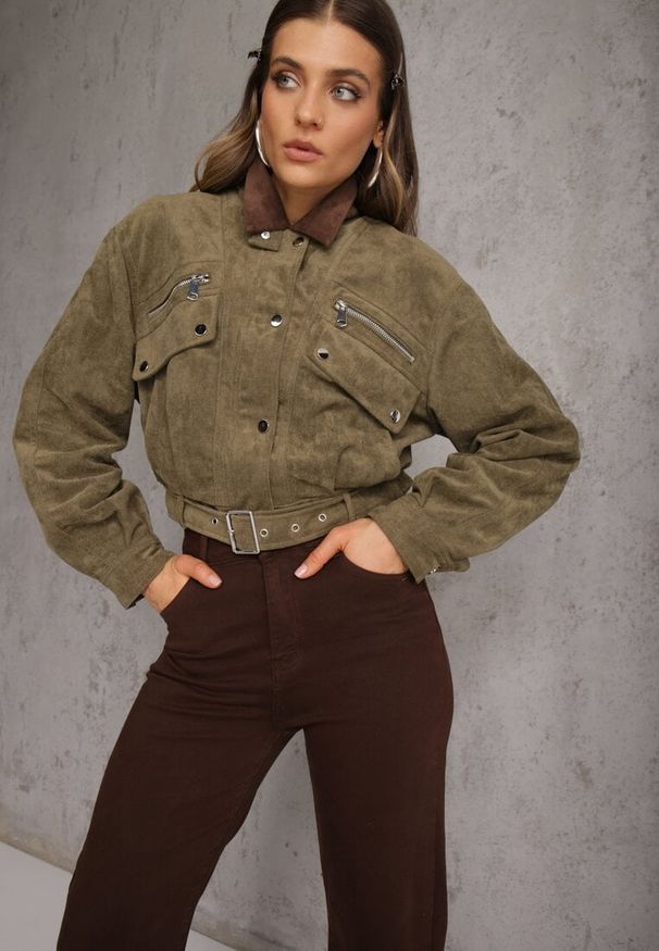 Renee - Zielona Kurtka Utility Cropped z Imitacji Zamszu z Suwakami i Paskiem w Talii Gleania. Kolor: beżowy. Materiał: zamsz. Wzór: aplikacja. Styl: rockowy