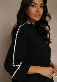 Renee - Czarny Sweter Ozdobiony Lamówką na Rękawach Tusenna. Okazja: na co dzień. Kolor: czarny. Materiał: jeans. Wzór: aplikacja. Styl: casual, elegancki, wizytowy #4