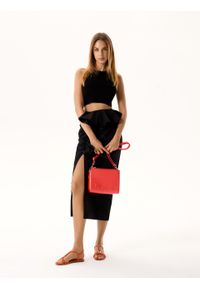 Kazar - Czerwona skórzana torebka z tłoczonym logotypem. Kolor: czerwony. Wzór: gładki, aplikacja. Materiał: skórzane #6