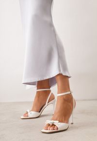 Born2be - Białe Eleganckie Sandały VICES na Szpilce z Kokardą i Aplikacją z Cyrkoniami Melirea. Okazja: do pracy, na spotkanie biznesowe. Zapięcie: pasek. Kolor: biały. Wzór: aplikacja. Obcas: na szpilce. Styl: elegancki #1