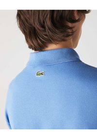 Lacoste - LACOSTE - Niebieska koszulka polo z paskami Regular Fit. Typ kołnierza: polo. Kolor: niebieski. Materiał: bawełna. Wzór: kolorowy. Styl: retro #5