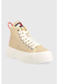 Tommy Jeans trampki VULC PLAT. CANVAS MC damskie kolor beżowy EN0EN02091. Nosek buta: okrągły. Kolor: beżowy. Materiał: guma. Szerokość cholewki: normalna. Obcas: na platformie #5
