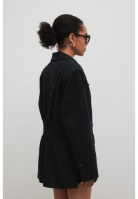 Marsala - Marynarka z marszczeniem w kolorze TOTALLY BLACK - ROCHELLE. Materiał: wiskoza, poliester, jeans, len, tkanina, bawełna, elastan. Sezon: lato. Styl: klasyczny, elegancki #1