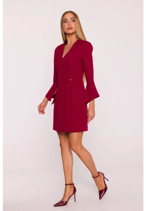 MOE - Elegancka sukienka trapezowa mini bordowa. Okazja: na spotkanie biznesowe, do pracy, na co dzień. Typ kołnierza: dekolt w kształcie V. Kolor: czerwony, brązowy. Materiał: tkanina. Wzór: gładki. Typ sukienki: proste, dopasowane, trapezowe. Styl: elegancki. Długość: mini