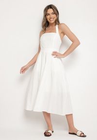 Born2be - Biała Sukienka z Wiskozą Bawełną i Odkrytymi Plecami Kinsara. Okazja: na co dzień. Kolor: biały. Materiał: bawełna, wiskoza. Styl: klasyczny, casual, elegancki