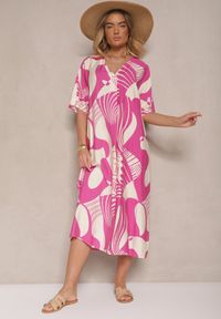 Renee - Fuksjowa Pudełkowa Sukienka w Abstrakcyjny Wzór z Dekoltem w Kształcie Litery V Sallinori. Typ kołnierza: dekolt w kształcie V. Kolekcja: plus size. Kolor: różowy. Długość rękawa: krótki rękaw. Typ sukienki: dla puszystych. Styl: elegancki #5