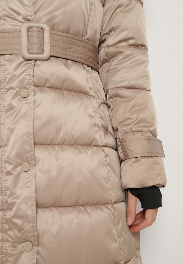 Born2be - Beżowa Kurtka Pikowana o Długim Fasonie z Paskiem w Talii Delathiel. Okazja: na co dzień. Kolor: beżowy. Materiał: jeans. Długość: długie. Styl: elegancki, klasyczny, casual