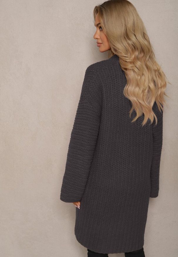 Renee - Ciemnoszary Kardigan Bez Zapięć Zdobiony Luźnym Splotem i Wsuwanymi Kieszeniami Calineth. Okazja: na co dzień. Kolor: szary. Materiał: bawełna, jeans. Wzór: aplikacja, ze splotem. Styl: casual, elegancki