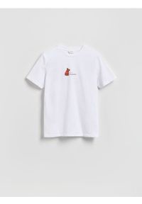 Reserved - T-shirt regular fit z nadrukiem - biały. Kolor: biały. Materiał: dzianina, bawełna. Wzór: nadruk #1