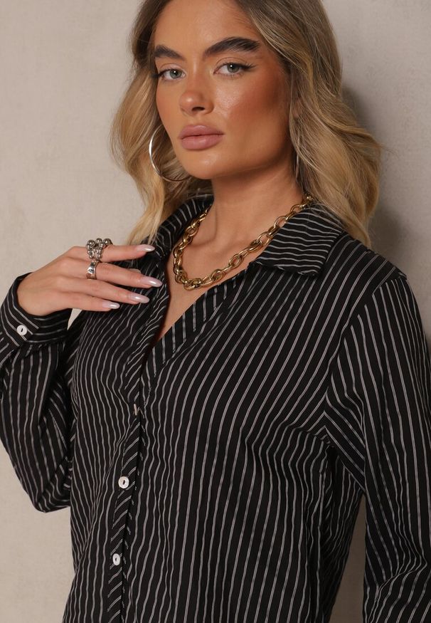 Renee - Czarna Casualowa Koszula z Dodatkiem Bawełny w Paski Merinete. Okazja: na co dzień. Kolor: czarny. Materiał: bawełna. Wzór: paski. Styl: casual
