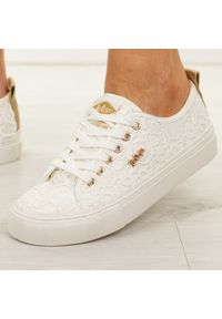 Białe trampki damskie Lee Cooper 4060. Okazja: na co dzień. Nosek buta: okrągły. Kolor: biały. Materiał: tkanina. Szerokość cholewki: normalna. Sezon: wiosna, lato. Styl: casual, klasyczny, elegancki #1