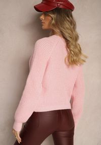 Renee - Jasnoróżowy Krótki Sweter o Klasycznym Kroju Zinrethia. Okazja: na co dzień. Kolor: różowy. Materiał: bawełna, jeans. Długość rękawa: długi rękaw. Długość: krótkie. Styl: klasyczny