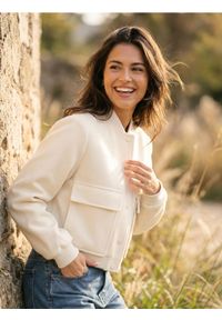 Sinsay - Rozpinana kurtka bez kaptura - kremowy. Typ kołnierza: bez kaptura. Kolor: kremowy #1