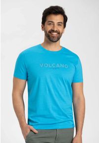Volcano - Niebieska koszulka męska z gumowym nadrukiem T-MONTE. Kolor: niebieski. Materiał: guma. Długość rękawa: krótki rękaw. Długość: krótkie. Wzór: nadruk. Sezon: lato. Styl: klasyczny #1
