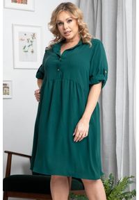 KARKO - Sukienka modna rozkloszowana swobodna DALIA butelkowa zieleń. Okazja: na co dzień. Typ kołnierza: dekolt w kształcie V. Kolekcja: plus size. Materiał: tkanina, poliester, materiał. Długość rękawa: krótki rękaw. Sezon: zima, lato. Typ sukienki: oversize, proste, dla puszystych. Styl: casual, elegancki, wizytowy