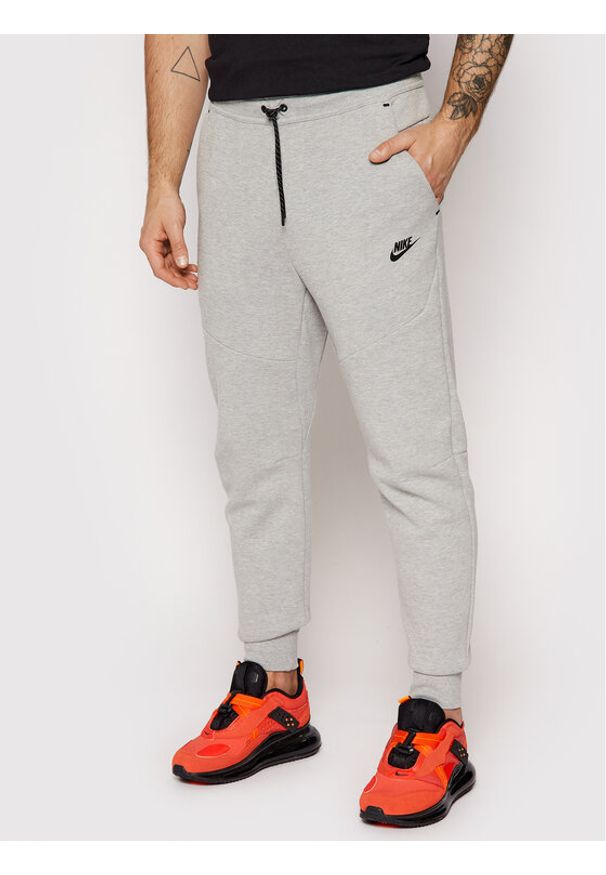 Nike Spodnie dresowe Nsw Tech Fleece CU4495 Szary Slim Fit. Kolor: szary. Materiał: dresówka, bawełna