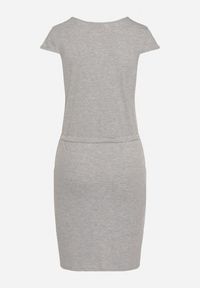 Born2be - Szara Sukienka z Krótkim Rękawem ze Ściągaczem w Talii Dolati. Okazja: na co dzień. Kolor: szary. Materiał: jeans. Długość rękawa: krótki rękaw. Typ sukienki: proste. Styl: elegancki, casual #6