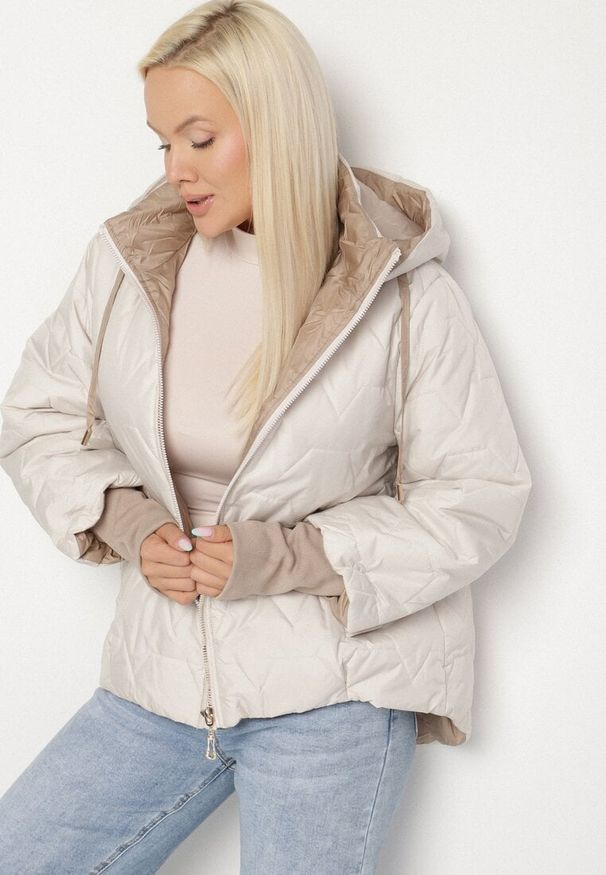 Born2be - Jasnoszara Pikowana Kurtka z Kapturem i Przedłużonym Tyłem Tulunia. Okazja: na spacer. Typ kołnierza: kaptur. Kolekcja: plus size. Kolor: szary. Materiał: jeans. Wzór: aplikacja. Styl: elegancki