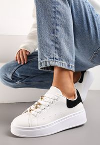Renee - Biało-Czarne Sneakersy na Platformie z Metaliczną Wstawką Grevaja. Kolor: czarny. Materiał: jeans. Obcas: na platformie