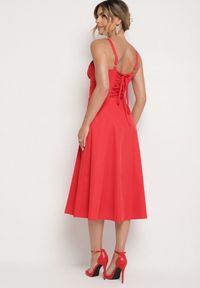 Born2be - Czerwona Rozkloszowana Gorsetowa Sukienka Vices Ozdobiona Wiązaniem Ralethea. Typ kołnierza: dekolt gorset. Kolor: czerwony. Długość rękawa: na ramiączkach. Wzór: aplikacja. Typ sukienki: gorsetowe. Styl: elegancki #3