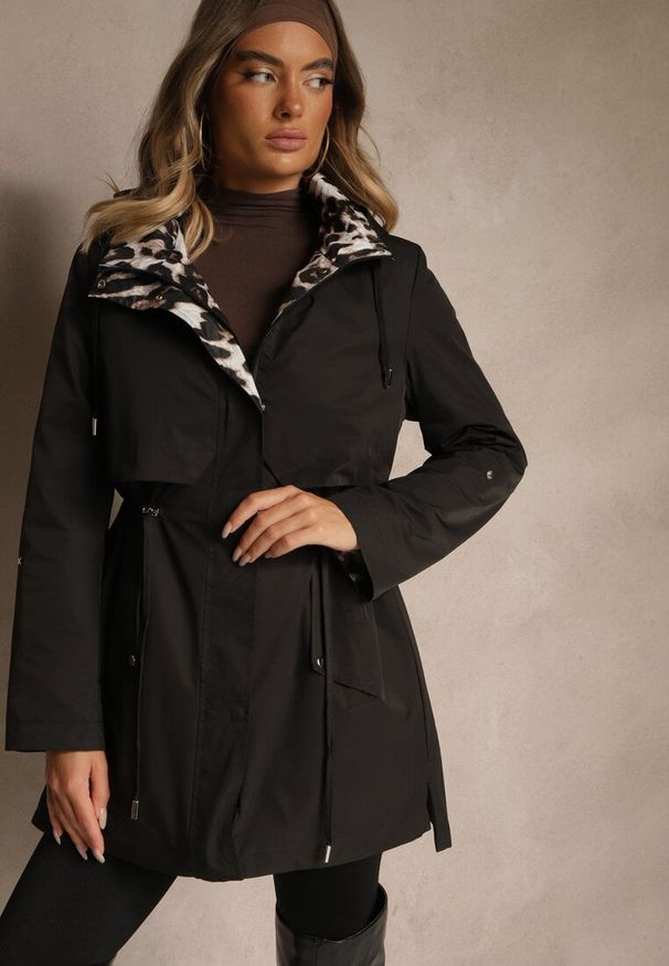 Renee - Czarna Kurtka Parka Ozdobiona Sznurkami przy Odpinanym Kapturze Loriballe. Okazja: na co dzień. Kolor: czarny. Materiał: jeans. Wzór: aplikacja. Sezon: jesień. Styl: casual
