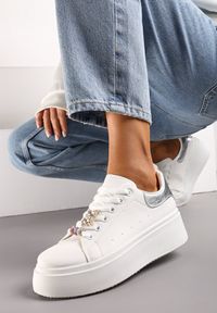 Born2be - Biało-Srebrne Sneakersy na Platformie z Biżuteryjnymi Aplikacjami na Sznurówkach Noonia. Nosek buta: okrągły. Zapięcie: sznurówki. Kolor: biały. Wzór: aplikacja. Obcas: na platformie. Wysokość obcasa: niski #3