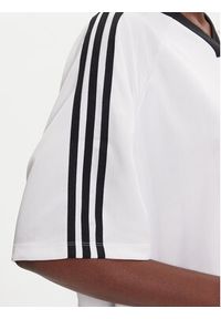 Adidas - adidas Sukienka codzienna adicolor Football Jacquard KB8153 Biały Oversize. Okazja: na co dzień. Kolor: biały. Materiał: syntetyk. Typ sukienki: oversize, proste. Styl: casual