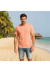 Bawełniana, Męska Koszulka (T-Shirt) - Pako Jeans - Brzoskwiniowa. Okazja: na co dzień. Kolor: pomarańczowy. Materiał: poliester, bawełna. Wzór: nadruk. Styl: casual #6