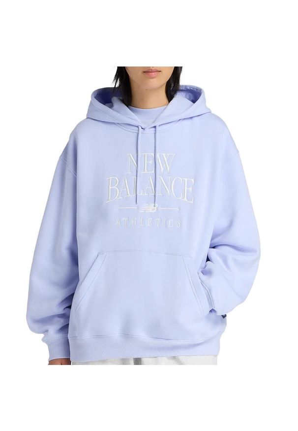 Bluza damska New Balance WT61U6QSDYK - fioletowa. Okazja: na co dzień. Kolor: fioletowy. Materiał: bawełna, prążkowany, dresówka, poliester. Wzór: napisy. Styl: klasyczny, casual