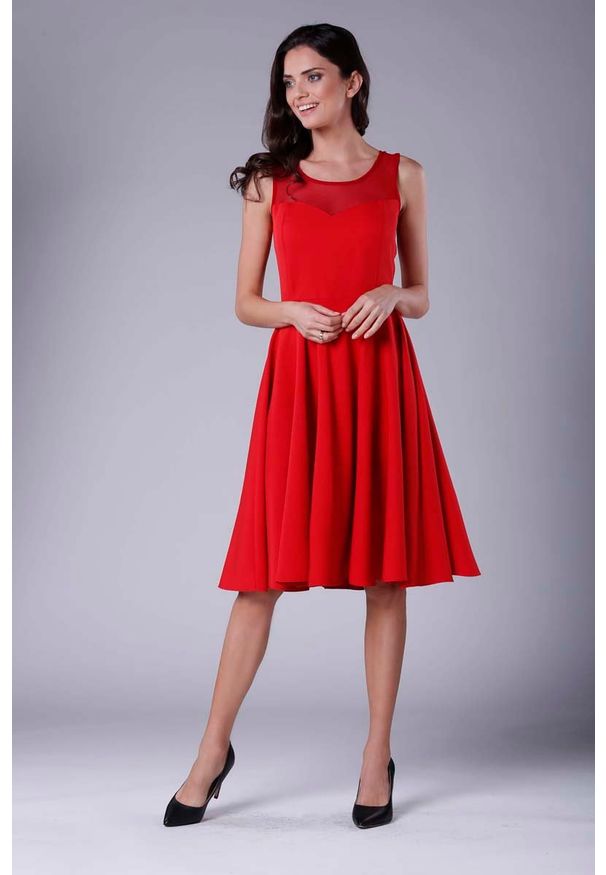 Nommo - Czerwona Rozkloszowana Sukienka Midi z Prześwitującym Karczkiem. Kolor: czerwony. Materiał: poliester, wiskoza. Długość: midi