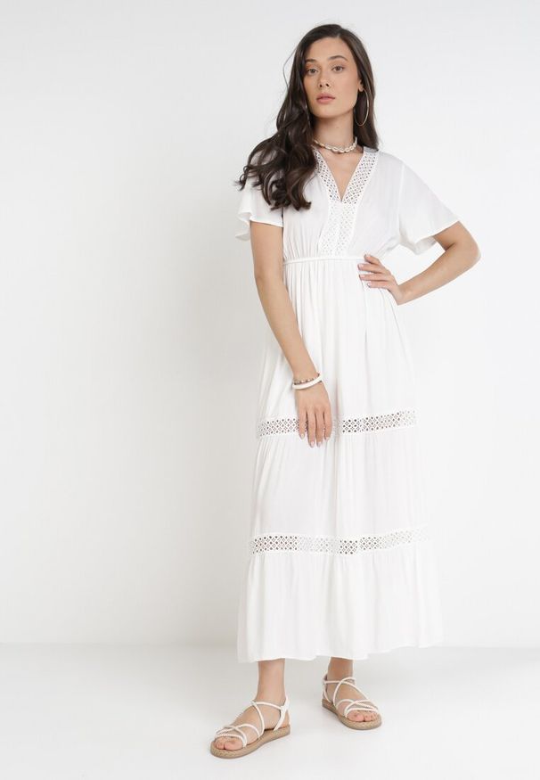 Born2be - Biała Sukienka Selphie. Kolor: biały. Materiał: koronka, tkanina. Długość rękawa: krótki rękaw. Wzór: koronka, aplikacja, ażurowy. Sezon: lato. Długość: midi