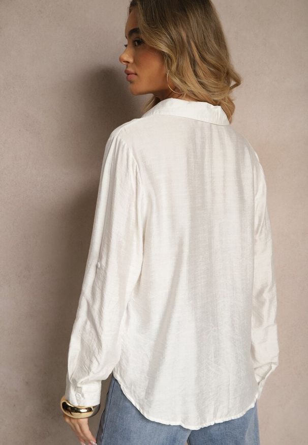 Renee - Biała Koszula o Kroju Oversize z Podpinanymi Rękawami Jenitta. Okazja: na co dzień. Kolor: biały. Materiał: jeans. Styl: elegancki, casual