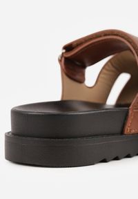 Born2be - Brązowe Klapki na Grubej Podeszwie Ozdobione Wycięciami Faneora. Okazja: na co dzień. Kolor: brązowy. Materiał: jeans. Wzór: aplikacja. Obcas: na platformie. Styl: casual #6