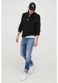Tommy Jeans Sweter DM0DM12203.PPYY męski kolor czarny ciepły. Okazja: na co dzień. Kolor: czarny. Materiał: dzianina. Długość rękawa: długi rękaw. Długość: krótkie. Wzór: aplikacja. Styl: casual #2