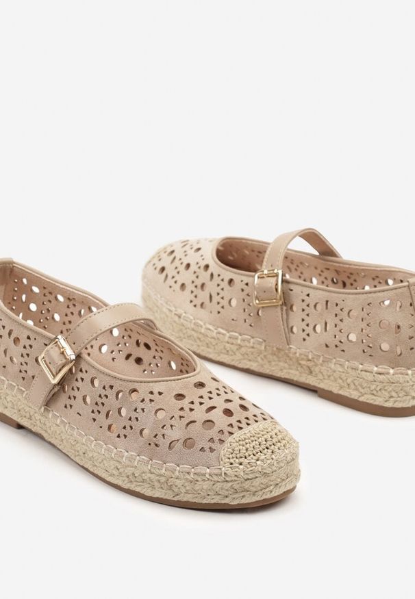 Born2be - Beżowe Ażurowe Espadryle na Płaskiej Podeszwie z Plecionką Aravithra. Okazja: na co dzień. Zapięcie: sprzączka. Kolor: beżowy. Materiał: jeans. Wzór: ażurowy. Obcas: na płaskiej podeszwie. Styl: elegancki, casual