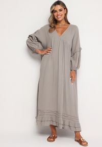 Born2be - Ciemnobeżowa Bawełniana Muślinowa Sukienka Ozdobiona Falbanką Perisea. Okazja: na co dzień. Typ kołnierza: dekolt w kształcie V. Kolor: beżowy. Materiał: bawełna. Wzór: aplikacja. Typ sukienki: proste. Styl: casual #1