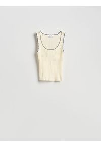 Reserved - Prążkowany top z wiskozą - kremowy. Kolor: kremowy. Materiał: prążkowany, wiskoza #1