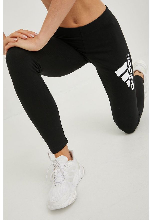 Adidas - adidas legginsy damskie kolor czarny z nadrukiem. Kolor: czarny. Materiał: materiał. Wzór: nadruk
