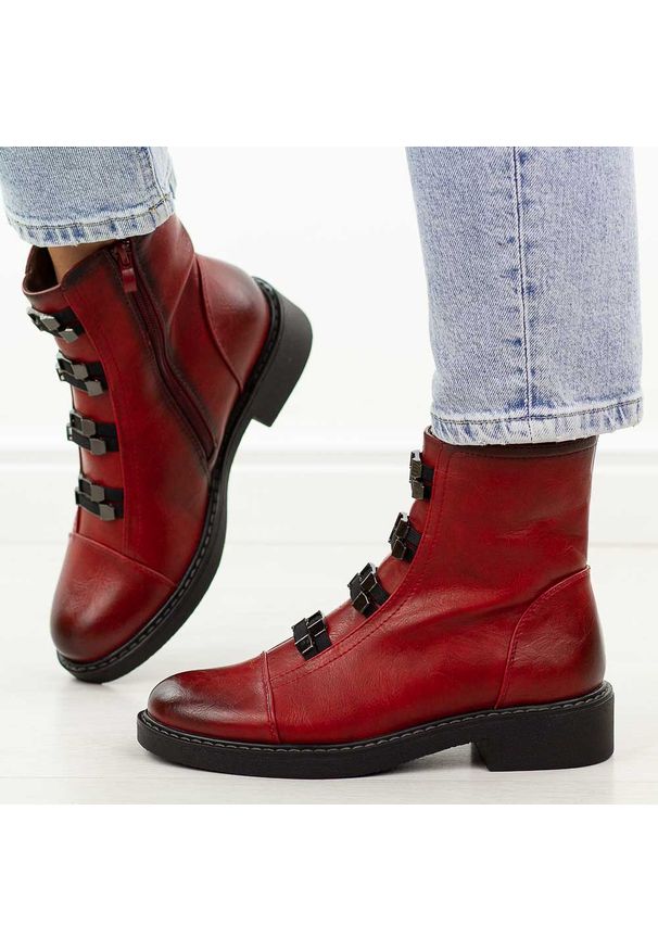 Czerwone płaskie botki damskie M.Daszyński Sa252-16. Okazja: na spacer, na co dzień. Kolor: czerwony. Szerokość cholewki: normalna. Wzór: aplikacja. Materiał: skóra. Sezon: zima, jesień. Obcas: na obcasie. Styl: casual, elegancki, klasyczny. Wysokość obcasa: niski