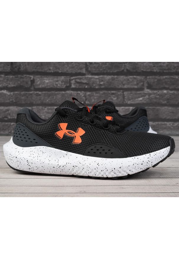 Buty męskie sportowe Under Armour CHARGED SURGE 4. Kolor: czarny, szary, pomarańczowy, wielokolorowy