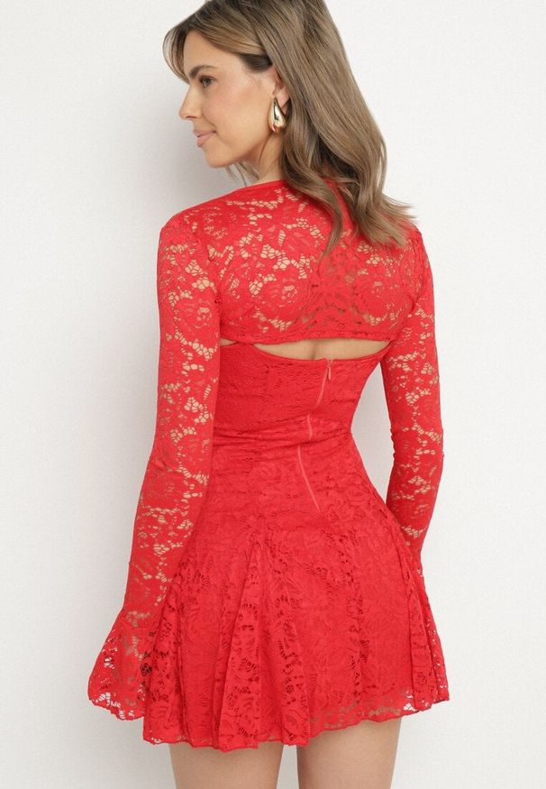 Born2be - Czerwona Rozkloszowana Sukienka Koktajlowa z Koronką i Bolerkiem Eyrfedi. Okazja: na randkę, na ślub cywilny, na wesele. Kolor: czerwony. Materiał: koronka. Długość rękawa: na ramiączkach. Wzór: koronka. Styl: wizytowy