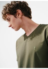 Ochnik - Khaki basic T-shirt męski z logo. Kolor: zielony. Materiał: bawełna