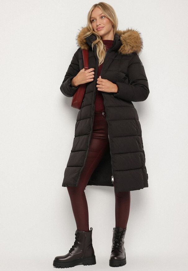 Born2be - Czarna Długa Kurtka Pikowana z Kapturem z Futerkiem i Paskiem w Talii Avesiia. Okazja: do pracy, na spotkanie biznesowe. Typ kołnierza: kaptur. Kolor: czarny. Materiał: futro. Długość: długie. Styl: biznesowy