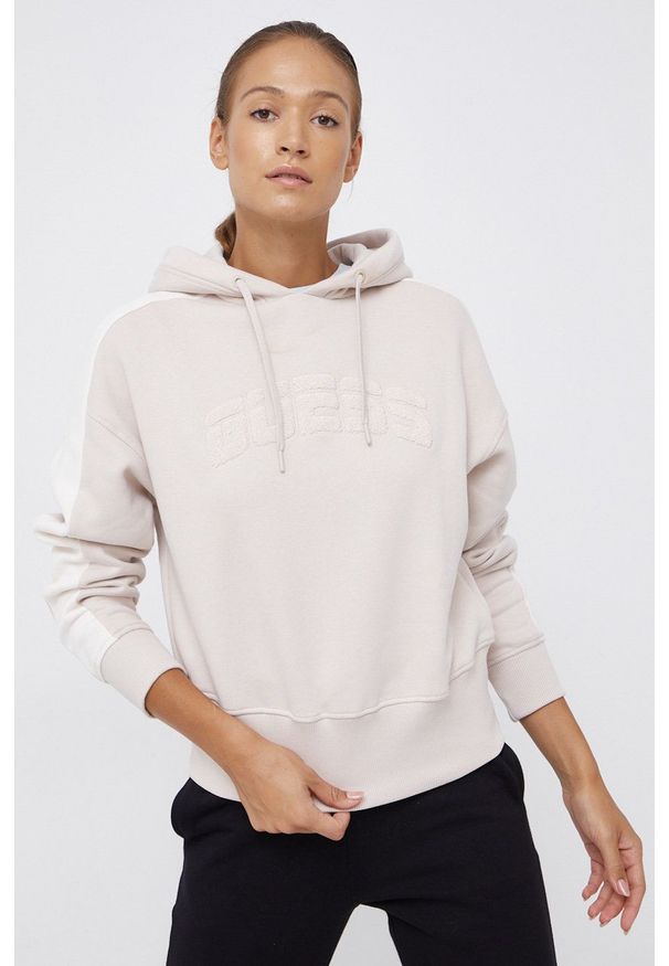 Guess Bluza damska kolor beżowy z kapturem z aplikacją. Typ kołnierza: kaptur. Kolor: beżowy. Materiał: bawełna. Wzór: aplikacja