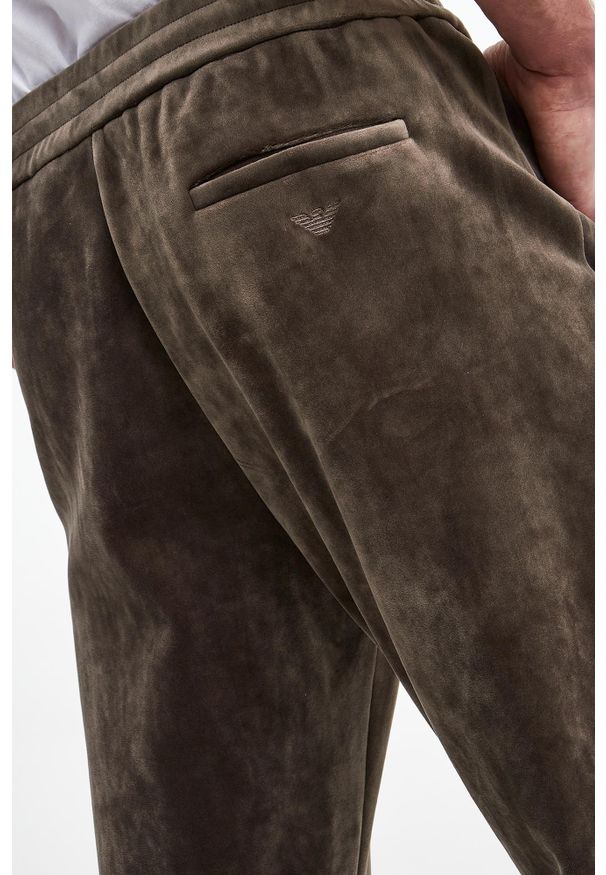Emporio Armani - Spodnie dresowe męskie welurowe EMPORIO ARMANI. Materiał: welur, dresówka